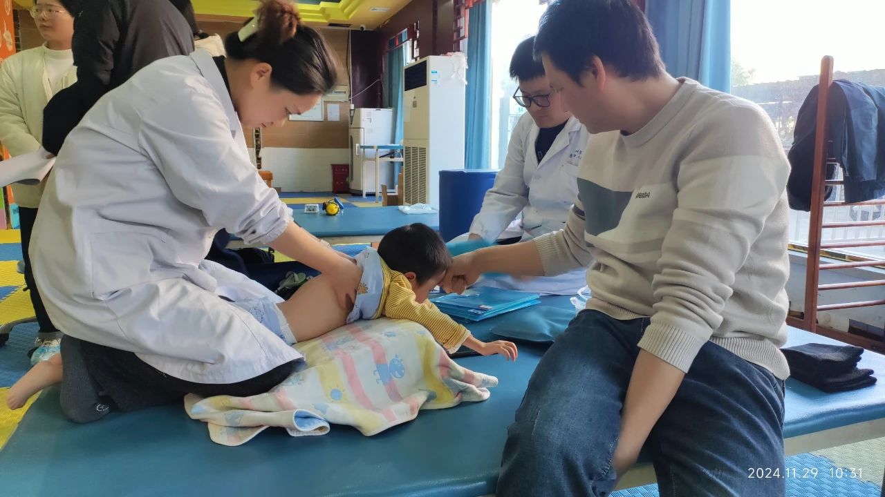 图为滁州市残疾儿童康复救助项目儿童正在定点康复服务机构接受康复训练